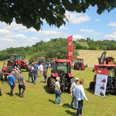 Demonstracija rada Kioti traktora u vinogradu.